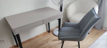 Собран комфортный стул: установлены ножки, закреплено сиденье, проверена устойчивость. Готов к использованию в интерьере.