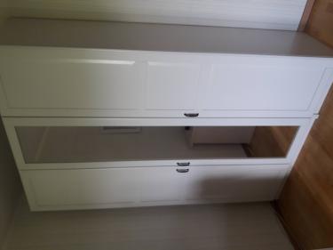 Заменены петли, укреплены полки, отрегулированы дверцы, установлены новые ручки, исправлены сколы, обновлено покрытие, проверена устойчивость конструкции, улучшена функциональность.