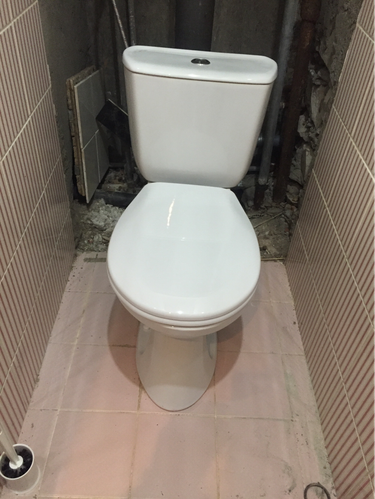 Установлен новый напольный унитаз, подключен к водопроводу и канализации, проверена герметичность соединений, устранены протечки, обновлены крепления, очищена поверхность.