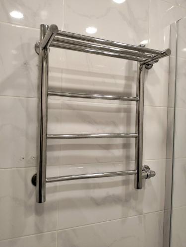 Установлен новый металлический полотенцесушитель на стену в ванной комнате. Проведены работы по подключению к системе водоснабжения, обеспечена герметичность соединений.