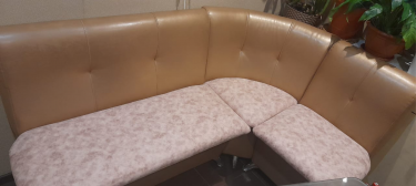 Обновлена обивка углового дивана: заменены материалы на сиденьях и спинке, использованы новые ткани и кожа, обеспечен свежий вид и комфорт.