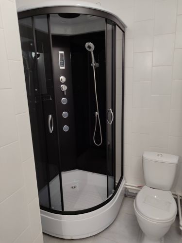 Установлена современная душевая конструкция с функцией гидромассажа. Подключены все коммуникации, обеспечена герметичность, проверена работоспособность всех систем, завершены отделочные работы.