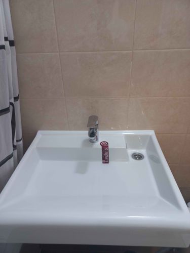 Установлен новый запорный механизм, обеспечивающий надежное функционирование водоснабжения. Проведены работы по демонтажу старого устройства, монтажу и герметизации соединений.