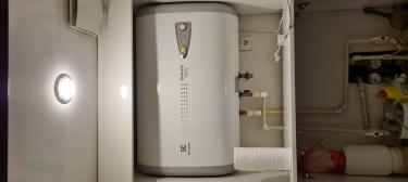 Проведена замена нагревательного элемента, устранена утечка, очищен бак от накипи, проверена работа термостата, восстановлена герметичность соединений, протестирована система безопасности.