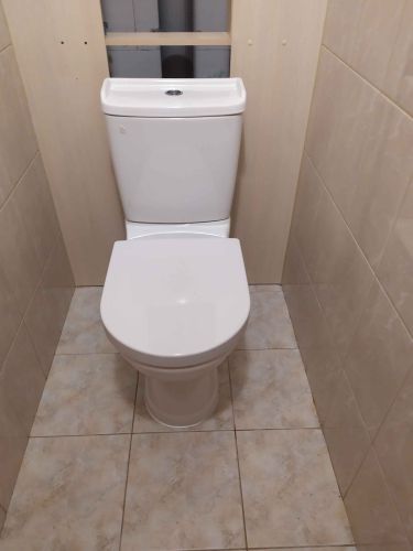 Установлено сантехническое оборудование: закреплено на полу, подключено к водопроводу и канализации, проверена герметичность соединений, выполнена регулировка бачка, обеспечена устойчивость конструкции.