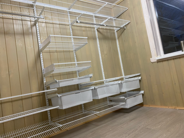 Установлены металлические полки и корзины на стене. Создана система хранения с несколькими уровнями для оптимизации пространства. Завершена сборка и монтаж конструкции.