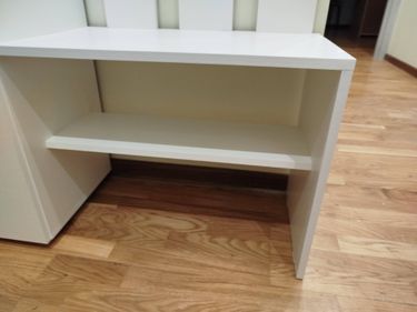 Собрана мебель для прихожей: установлены полки, закреплены панели, выровнены поверхности. Все элементы надежно соединены, обеспечивая устойчивость и функциональность конструкции.