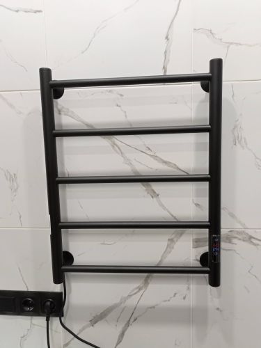 Закреплен прибор на стене, подключен к электросети, проверена работоспособность, обеспечена безопасность, проведены финальные тесты, устройство готово к эксплуатации.