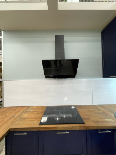 Изображение демонстрирует завершенную установку кухонной вытяжки и варочной панели. Все элементы аккуратно смонтированы, обеспечивая функциональность и стильный внешний вид.