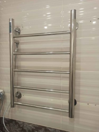 Закреплено устройство на стене, подключено к электросети, проверена работа, обеспечена безопасность, установлены крепления, проведены финальные тесты, завершен монтаж.