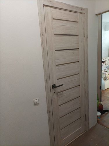 Установлены дополнительные элементы на межкомнатную дверь, обеспечивающие завершенный вид и улучшенную функциональность. Все детали аккуратно подогнаны и закреплены.