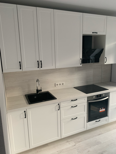 Установлены шкафы, смонтирована столешница, закреплена мойка, подключена варочная панель, вмонтирован духовой шкаф, прикреплены ручки, проведены коммуникации, завершена отделка стен.