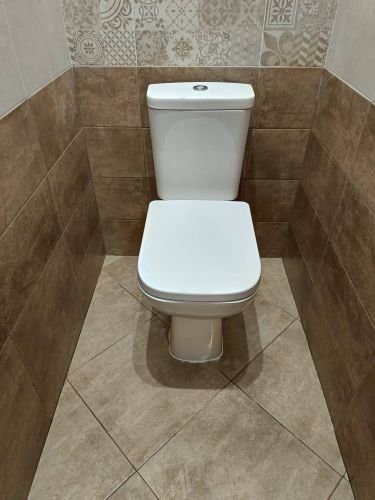 Установлен новый бачок, подключены коммуникации, проверена герметичность соединений, произведена регулировка механизма слива, выполнена очистка рабочей зоны.