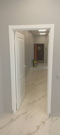 Выполнена установка запорного механизма в деревянную створку. Проведены работы по точной подгонке, сверлению отверстий, закреплению ручек и проверке функциональности.