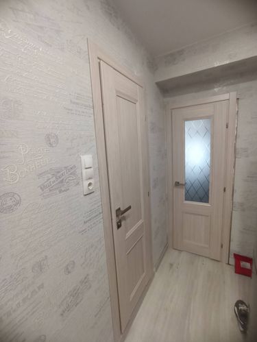 Установлена новая створка, закреплены петли, врезан замок, отрегулирована фурнитура. Проведена подгонка полотна, монтаж наличников, проверка плавности открывания и закрывания.