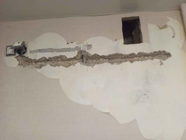 На стене выполнены канавки для прокладки проводов, отверстия для розеток. Поверхность подготовлена для дальнейшей отделки, удалены части старого покрытия.