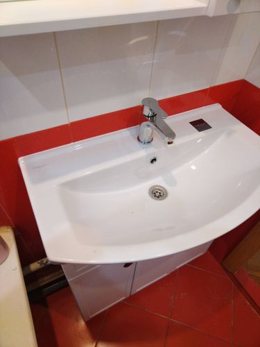 Установка раковины с тумбой