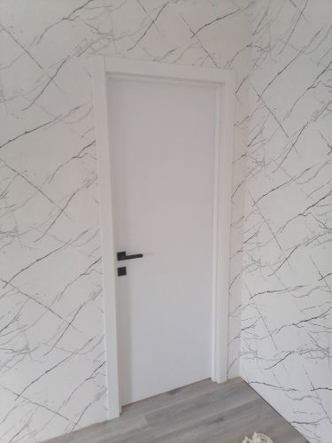 Установлен новый замок в дверь. Проведены работы по сверлению отверстий, монтажу механизма и ручек. Все элементы надежно закреплены, обеспечивая плавное закрывание и открывание.