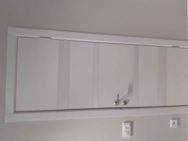 Установлена новая створка с петлями, ручкой и замком. Проведены работы по выравниванию, закреплению коробки и наличников. Обеспечена плавная работа конструкции, без зазоров и перекосов.