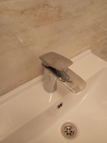 Выполнена замена внутреннего механизма в кране, обеспечивающая плавное функционирование и устранение протечек. Установлен новый элемент, проверена герметичность, восстановлена работоспособность.