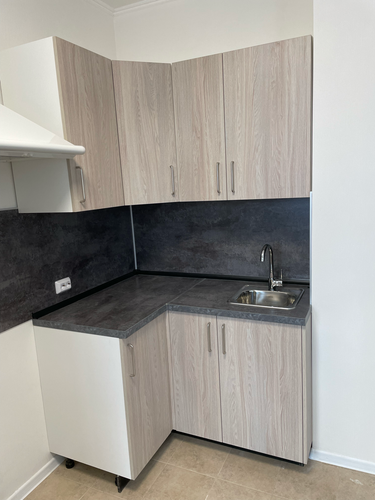 Изготовлены и установлены новые дверцы для кухонных шкафов, выполненные в светлом древесном стиле. Фасады аккуратно подогнаны по размерам, обеспечивая современный и стильный вид.