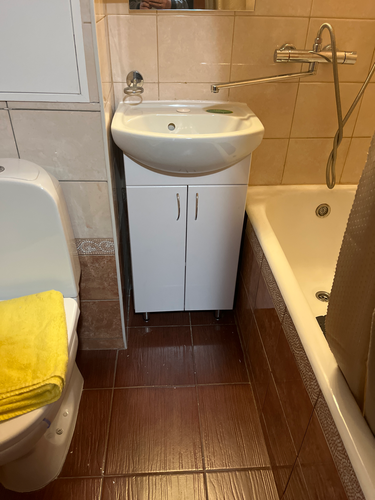 Установка раковины с тумбой