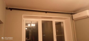 Установлен потолочный карниз над окном, закреплён ровно и надёжно. Работа завершена аккуратно, без видимых дефектов. Карниз гармонично вписывается в интерьер комнаты.