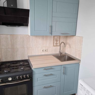 Созданы новые дверцы для кухонных шкафов. Выполнена установка с учетом точных размеров. Обновленный облик гармонично вписывается в интерьер, добавляя современности и стиля.