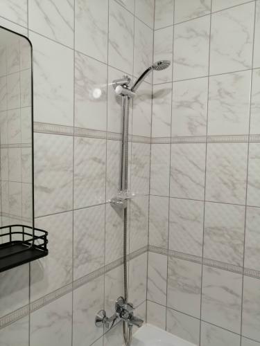 Установлен новый смеситель в ванной комнате, подключены трубы, закреплен душевой шланг, проверена герметичность соединений, отрегулирован напор воды, завершена проверка функциональности.