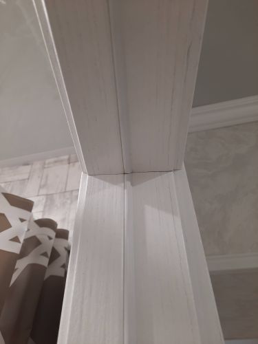 Установлена новая створка, закреплена коробка, навешаны петли, отрегулирована фурнитура, проверена плавность движения, зазоры выровнены, наличники зафиксированы, завершена отделка.