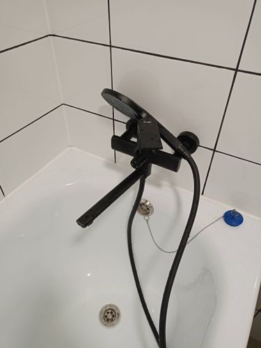 Установлен новый водопроводный кран в ванной комнате. Проведены работы по демонтажу старого оборудования, монтажу нового устройства, проверке герметичности соединений и функциональности.