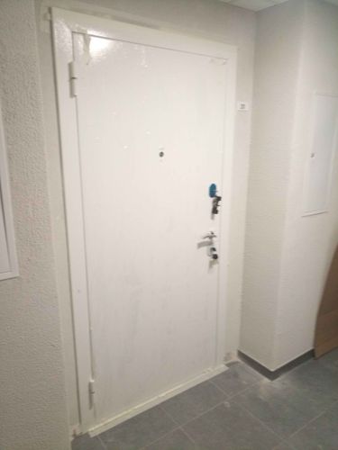 Установлена металлическая дверь с усиленной конструкцией, обеспечивающей защиту от огня. Проведены работы по монтажу, закреплению и проверке функциональности замков и петель.