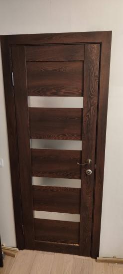 Выполнена установка замка в деревянную дверь: вырезано отверстие, закреплён механизм, установлена ручка, проверена работоспособность. Все детали подогнаны, обеспечена плавная работа.