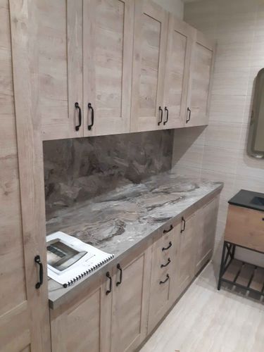 Установлены шкафы, закреплены дверцы, смонтирована столешница, прикреплены ручки, собраны ящики. Завершена установка кухонного гарнитура с учетом всех деталей и элементов.