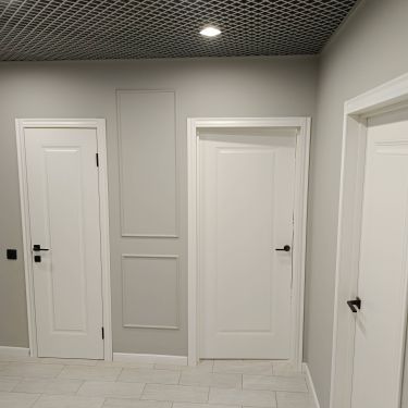 Установлен запорный механизм на внутреннюю дверь. Выполнены все необходимые отверстия, закреплена фурнитура, проверена функциональность. Работа завершена аккуратно и качественно.