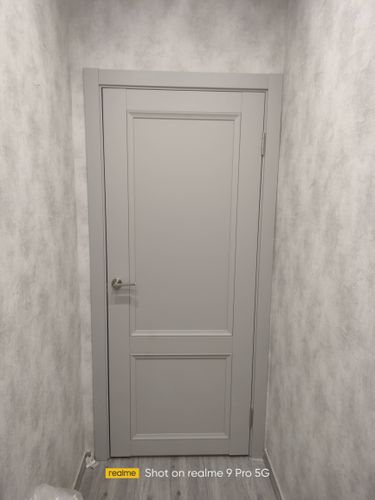 Установлена новая створка, закреплены петли, врезана ручка, отрегулированы зазоры, проверена плавность хода, закреплён наличник, завершена отделка проёма.