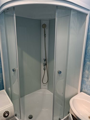 Установлена кабина с низким поддоном: закреплены панели, подключены коммуникации, герметизированы швы, проверена герметичность, смонтирован смеситель, установлены двери, проверена работа.