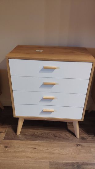 Собран новый предмет мебели: установлены ножки, закреплены ящики, прикручены ручки. Проверена устойчивость, выровнены детали, обеспечена функциональность.