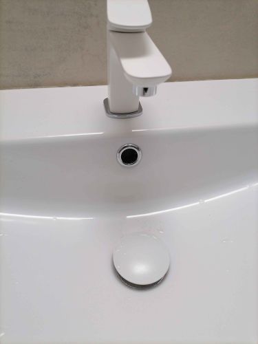 Проведена установка нового элемента на водопроводе, обеспечивающего надежное перекрытие потока жидкости. Старый компонент демонтирован, заменен на современный аналог, проверена герметичность.