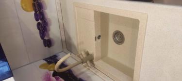 Установлен новый кран, заменен старый механизм, проверена герметичность соединений, устранены протечки, обеспечена надежная работа системы водоснабжения.