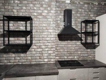 Выполнена установка подрозетников в кирпичной стене кухни. Проведены работы по подготовке отверстий, монтажу и закреплению элементов, обеспечивающих надежное подключение электроприборов.