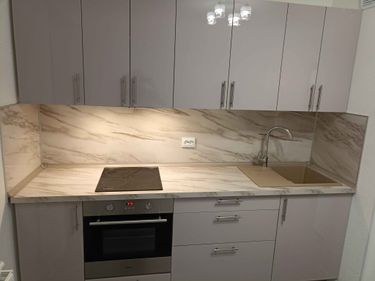 Установлены трубы для холодного и горячего водоснабжения, смонтирован смеситель, подключена мойка. Завершена работа по подведению коммуникаций на кухне.