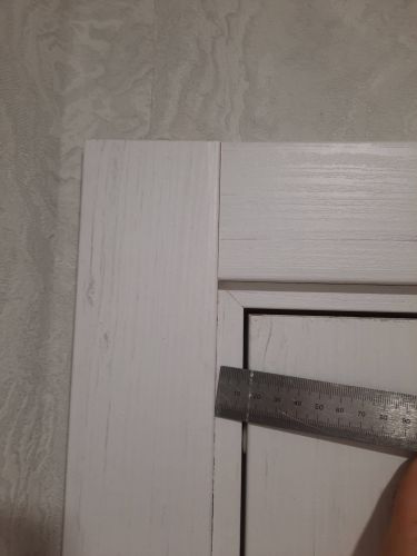 Установлена новая створка, отрегулированы петли, закреплён наличник, проверена ровность конструкции, обеспечена плавность закрывания, зазоры выровнены, произведена финишная отделка.