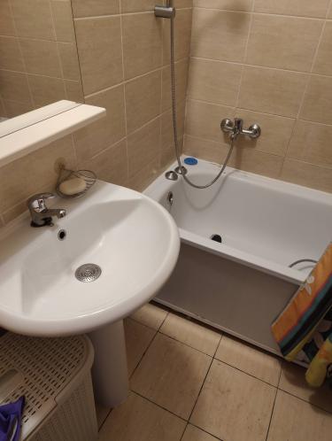 Изображение ванной комнаты с новой сантехникой: установлены смесители на раковине и ванне, подключены трубы, проверена герметичность соединений, выполнена чистовая отделка.