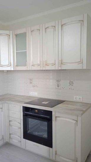 Обновлены дверцы шкафов, выполнена точная подгонка, установлены новые ручки. Фасады идеально вписались в интерьер, придавая кухне современный и аккуратный вид.