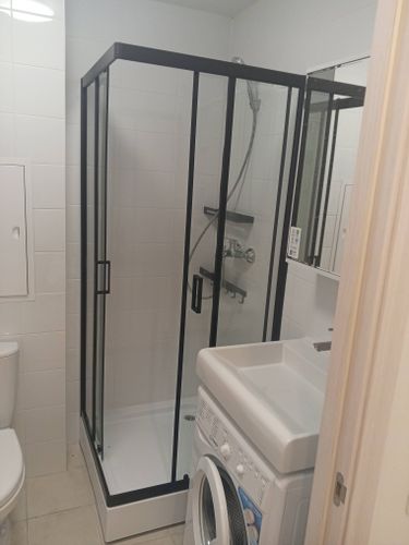 Установлена новая раковина, подключены водопроводные трубы, герметично зафиксированы соединения, проверена работоспособность системы, устранены возможные протечки, обновлён внешний вид.