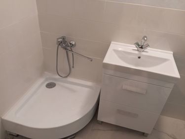 Установлен новый кран на раковине, подключены трубы, проверена герметичность соединений, обеспечена надежная фиксация, проведена проверка работы, устранены возможные протечки.