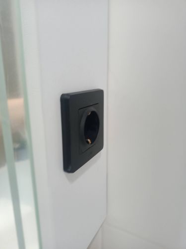 Монтаж зеркального шкафа с подсветкой Замена розетки Демонтаж розетки