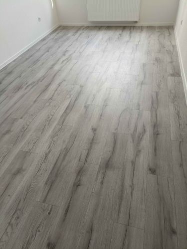 Уложено новое напольное покрытие, обновлены плинтусы, тщательно выровнена поверхность, обеспечена идеальная стыковка панелей, завершена отделка, улучшен внешний вид помещения.