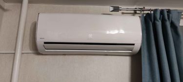 Выполнена очистка фильтров, дезинфекция внутренних элементов, устранение загрязнений на теплообменнике, проверка дренажной системы, восстановление работоспособности устройства.